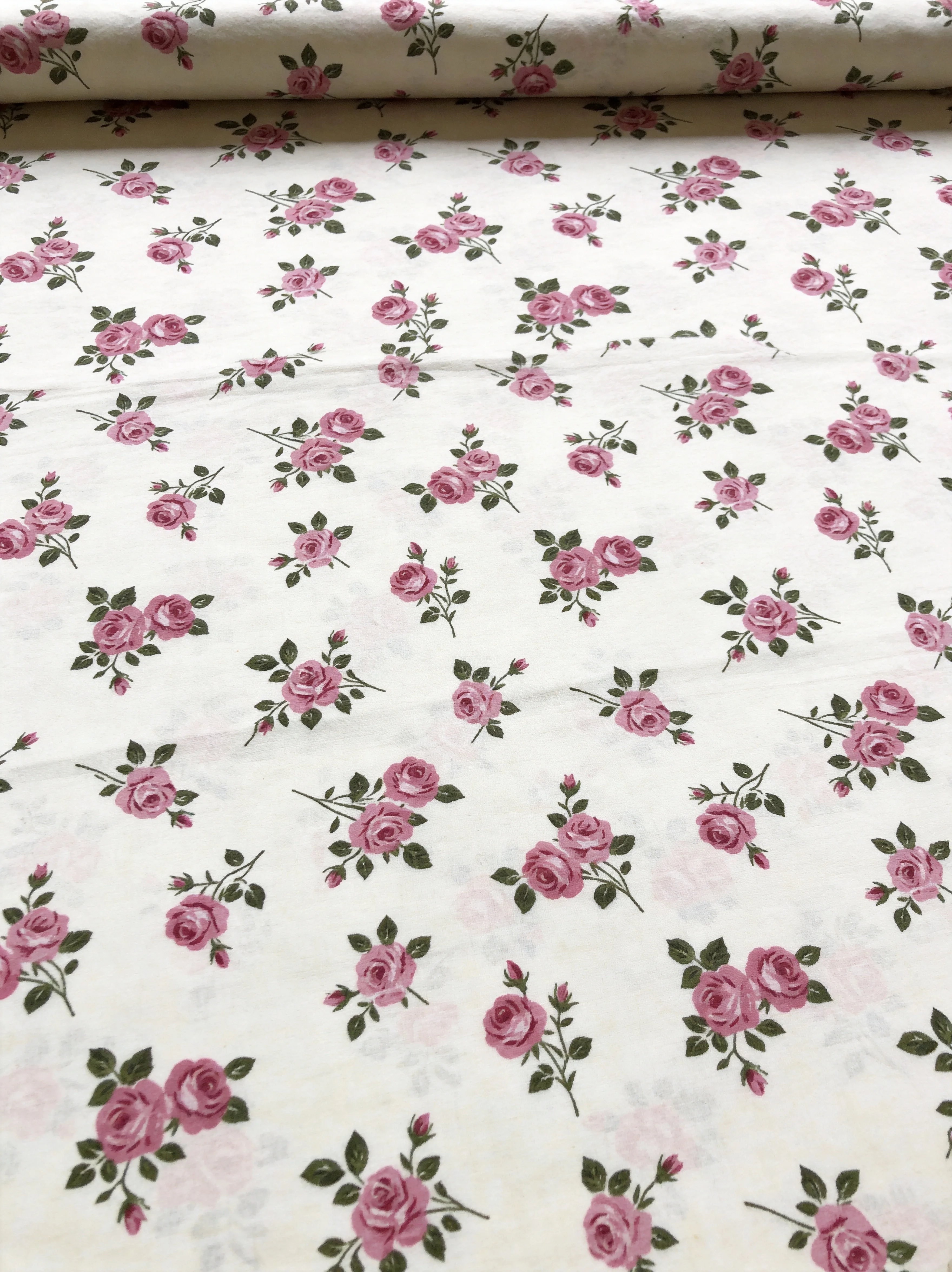M4011全棉印花面料特写，粉色玫瑰花卉
